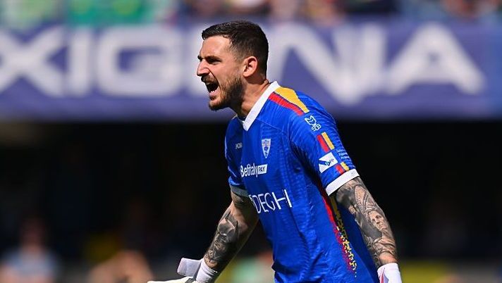 VERONA, ITALY - MAY 11: Wladimiro Falcone of US Lecce during the Serie A match between Verona and Lecce at Stadio Marcantonio Bentegodi on May 11, 2025 in Verona, Italy. (Photo by Alessandro Sabattini/Getty Images) Falcone: “Camarda? Non è il momento che calci i rigori: ecco chi è la prima scelta e la verità su Sottil” - immagine 1