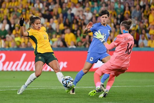 Mary Fowler davanti alla juventina Peyraud-Magnin (Photo by Justin Setterfield/Getty Images) Mondiali femminili, prosegue sogno Australia: eliminata ai rigori la Francia- immagine 3