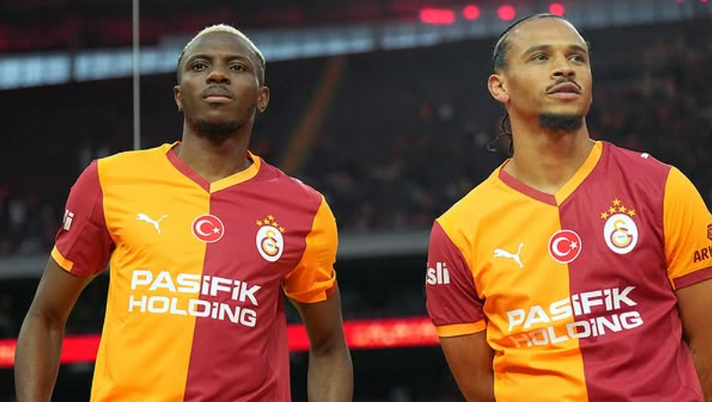 Victor Osimhen e Leroy Sané sono stati presentati ai tifosi del Galatasaray prima dell'amichevole con la Lazio Sané, che combini! Va in visita all’Oktoberfest e scatta la rissa con i tifosi – GdS - immagine 1