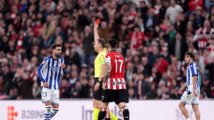 Cuadra, che erroraccio nel derby tra Athletic e Real Sociedad! Polemiche dell’Erreala per un rosso - immagine 1