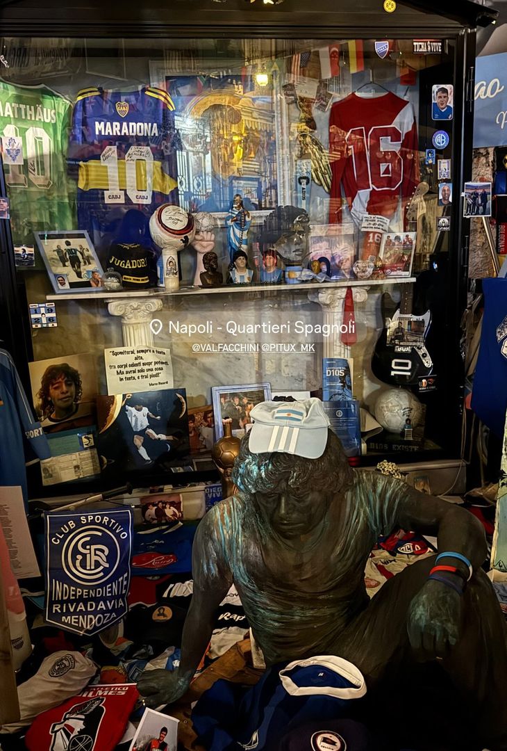 GALLERY Dalma e Giannina Maradona in visita ai quartieri spagnoli: il ricordo di D10S - immagine 5