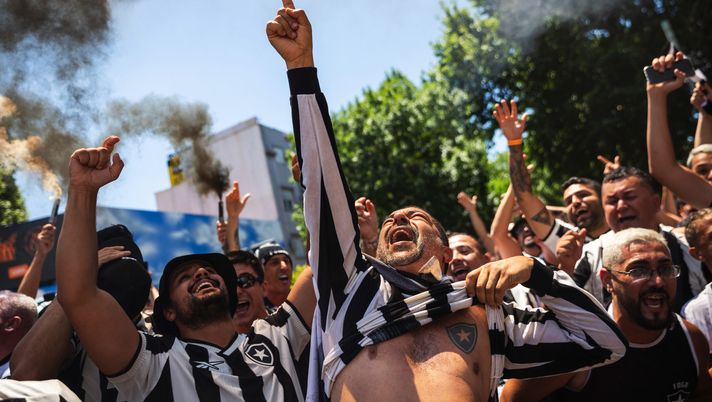 BUENOS AIRES, ARGENTINA - 30 NOVEMBRE: I tifosi del Botafogo esultano fuori dallo stadio prima della finale della Copa CONMEBOL Libertadores 2024 tra Atletico Mineiro e Botafogo all'Estadio Más Monumental Antonio Vespucio Liberti il 30 novembre 2024 a Buenos Aires, Argentina. (Foto di Tomas Cuesta/Getty Images) Vasco da Gama-Botafogo 0 a 2, Clasico al Fogão: buona alla prima per Davide Ancelotti - immagine 1