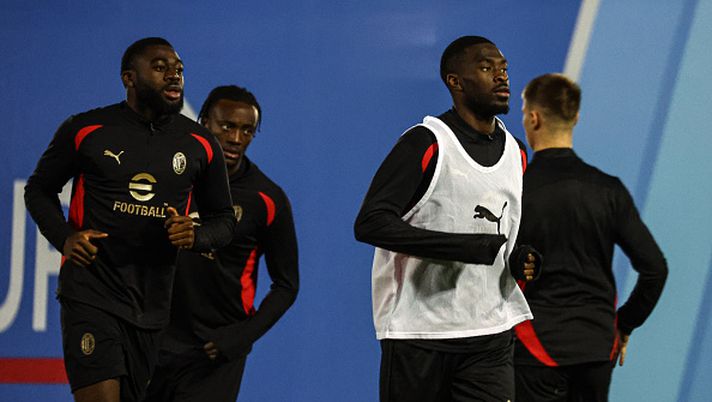 RIYADH, SAUDI ARABIA - JANUARY 02: Fikayo Tomori of AC Milan looks on during a AC Milan training session on January 02, 2025 in Riyadh, Saudi Arabia. (Photo by Giuseppe Cottini/AC Milan via Getty Images) Conceicao accelera: Tomori titolare subito - immagine 1