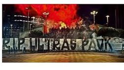 Gli ultras del Napoli ricordano i tifosi del Paok, vittime di un incidente stradale