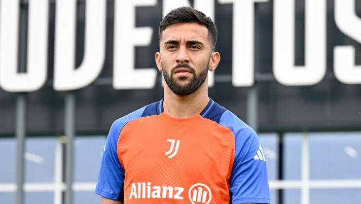 TURIN, ITALY - SEPTEMBER 24: Nicolas Gonzalez, Juan Cabal of Juventus during a training session at JTC on September 24, 2024 in Turin, Italy. (Photo by Daniele Badolato - Juventus FC/Juventus FC via Getty Images) Da Torino: Tudor punta forte su Vlahovic. E ha chiesto a Nico disponibilità per un nuovo ruolo - immagine 1