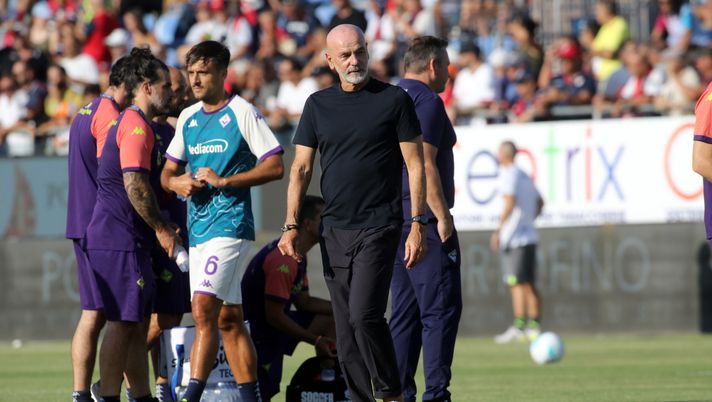 CAGLIARI, ITALY - AUGUST 24: Stefano Pioli coach of Fiorentina looks on before the Serie A match between Cagliari Calcio and ACF Fiorentina at Stadio Sant'Elia on August 24, 2025 in Cagliari, Italy. (Photo by Enrico Locci/Getty Images) Zecchi (ViolaNews): “La Fiorentina esce rinforzata dal mercato e vuole l’Europa” - immagine 1