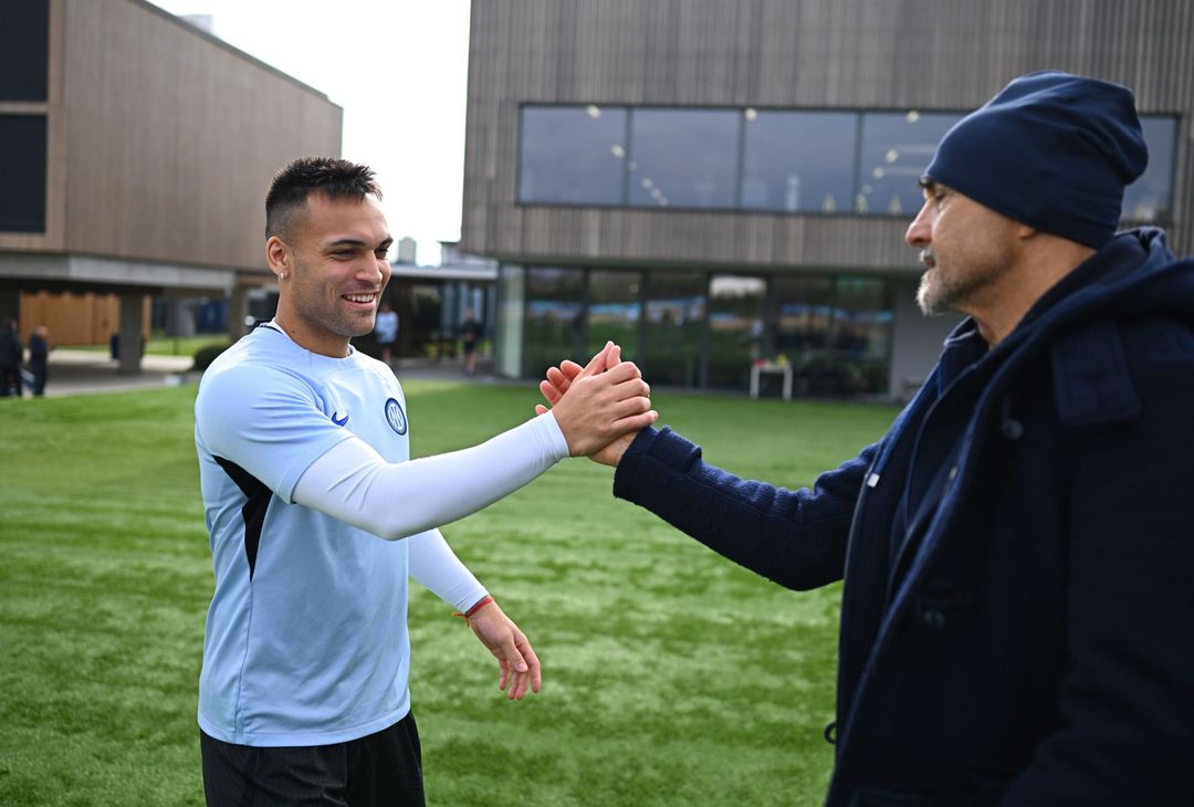 Oltre al festeggiato Barella, Spalletti ha incrociato infatti anche Francesco Acerbi, Alessandro Bastoni e Federico Dimarco, più Matteo Darmian che è tornato nel giro della Nazionale