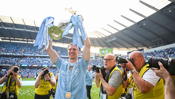 MANCHESTER, ENGLAND - MAY 19: Kevin De Bruyne of Manchester City celebrates with the Premier League Trophy after their team's victory in the Premier League match between Manchester City and West Ham United at Etihad Stadium on May 19, 2024 in Manchester, England. (Photo by Michael Regan/Getty Images) mercato napoli