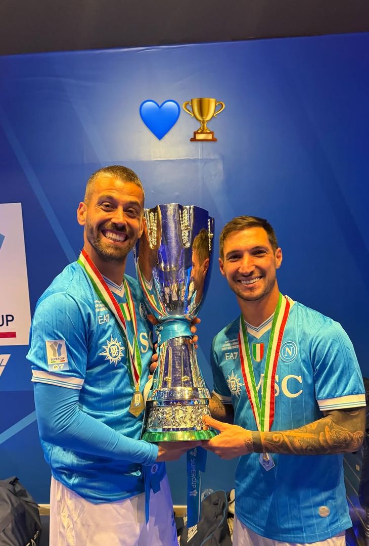 Coppa, sorrisi e sigari: gli azzurri festeggiano la Supercoppa! –  LE FOTO - immagine 3