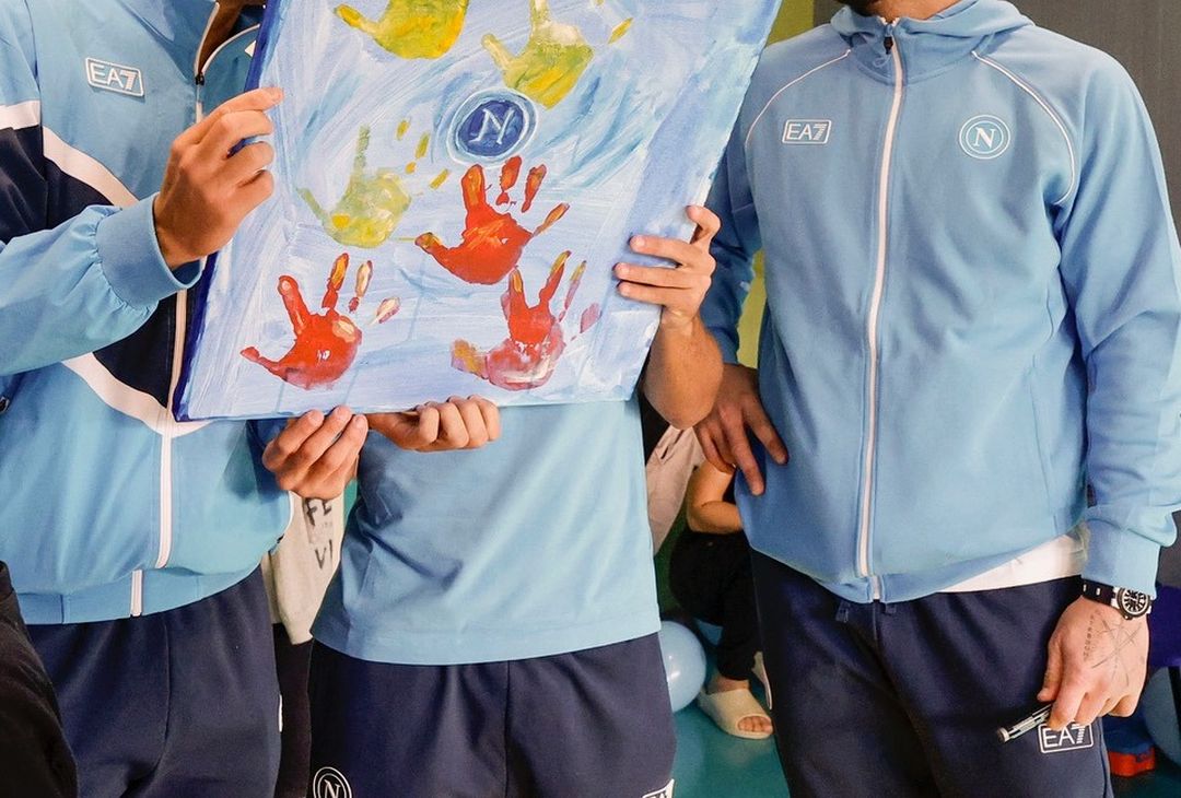 I calciatori del Napoli visitano i piccoli pazienti del Policlinico