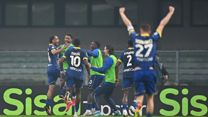VERONA, ITALY - FEBRUARY 23: Antoine Bernede of Hellas Verona celebrates scoring his team's first goal with teammates during the Serie A match between Verona and Fiorentina at Stadio Marcantonio Bentegodi on February 23, 2025 in Verona, Italy. (Photo by Alessandro Sabattini/Getty Images) L’analisi di Polverosi: “Fiorentina a Verona quasi come la Juve con l’Empoli” - immagine 1