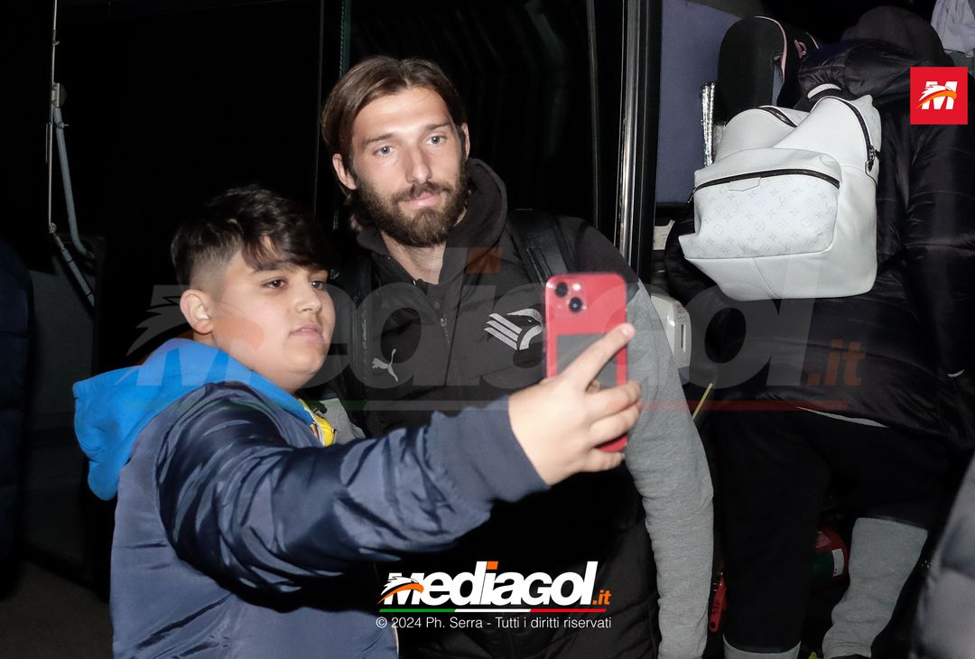 FOTO PALERMO: la squadra rosanero si raduna al parcheggio dell’Ippodromo (GALLERY) - immagine 13