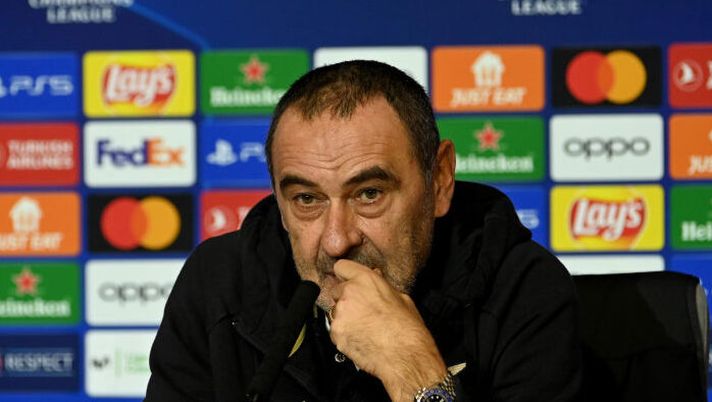 MADRID, SPAIN - DECEMBER 12: SS Lazio head coach Maurizio Sarri attends during the press conference before UEFA Champions League match between Atletico Madrid and SS Lazio at Civitas Metropolitano Stadium on December 12, 2023 in Madrid, Spain. (Photo by Marco Rosi - SS Lazio/Getty Images) Sarri: “Così gestirò i due portieri! Gila non da Premier, come vedo Castellanos, Dia, Dele e Isaksen” - immagine 1