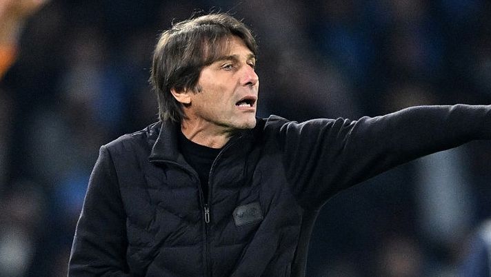 NAPLES, ITALY - NOVEMBER 22: Antonio Conte SSC Napoli head coach during the Serie A match between SSC Napoli and Atalanta BC at Stadio Diego Armando Maradona on November 22, 2025 in Naples, Italy. (Photo by Francesco Pecoraro/Getty Images) Conte: “Hojlund e Rrahmani, ecco come stanno! Gilmour, Spinazzola e Lukaku: i tempi di recupero” - immagine 1