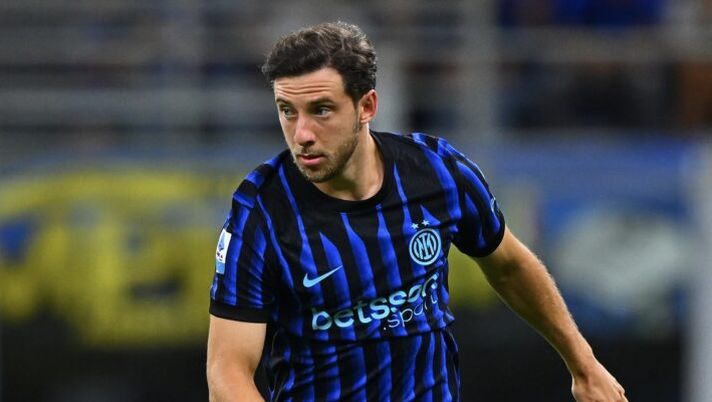 MILAN, ITALY - AUGUST 31: Carlos Augusto of FC Internazionale in action during the Serie A match between FC Internazionale and Udinese Calcio at Giuseppe Meazza Stadium on August 31, 2025 in Milan, Italy. (Photo by Mattia Pistoia - Inter/Inter via Getty Images) Inter, ballottaggio aperto a destra. Acerbi, Diouf, Zielinski, Sucic: le ultime sulla formazione - immagine 1