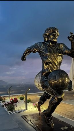 GALLERY Sorpresa per Geolier! Acquistata la statua di Maradona per la sua super villa - immagine 2