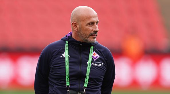PRAGUE, CZECH REPUBLIC - JUNE 06: Vincenzo Italiano, Head Coach of ACF Fiorentina, inspects the pitch ahead of the UEFA Europa Conference League 2022/23 final match between ACF Fiorentina and West Ham United FC at Eden Arena on June 06, 2023 in Prague, Czech Republic. (Photo by Richard Heathcote/Getty Images) Calabrese: “Amrabat andava ceduto a gennaio. L’errore della Fiorentina”- immagine 2