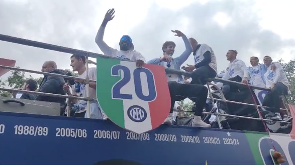 Scudetto, delirio Inter. Inzaghi: “Meritato”. Calhanoglu, Barella e Dimarco mattatori - immagine 19