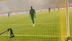 Il portiere si distrae ma i tifosi “salvano” tutto (VIDEO)