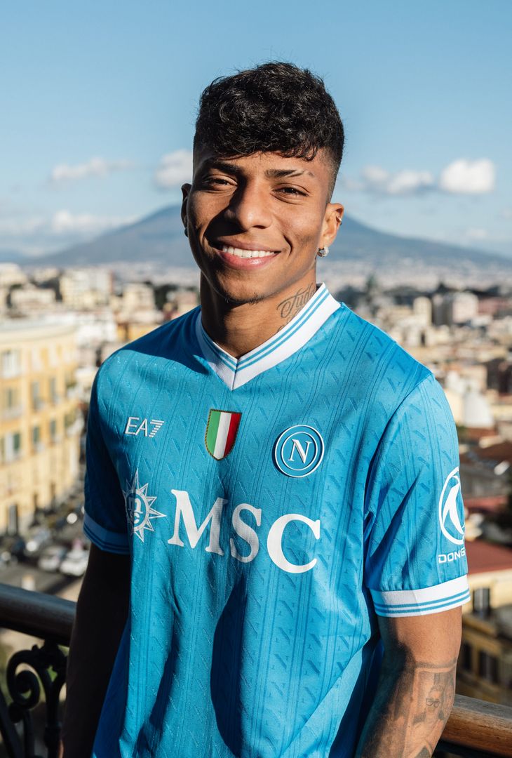 Dopo una lunga trattativa, Alisson Santos è diventato un nuovo giocatore del Napoli. L'esterno brasiliano, proveniente dallo Sporting, ha firmato il suo contratto in azzurro in una location d'eccezione, sullo sfondo del Golfo partenopeo.