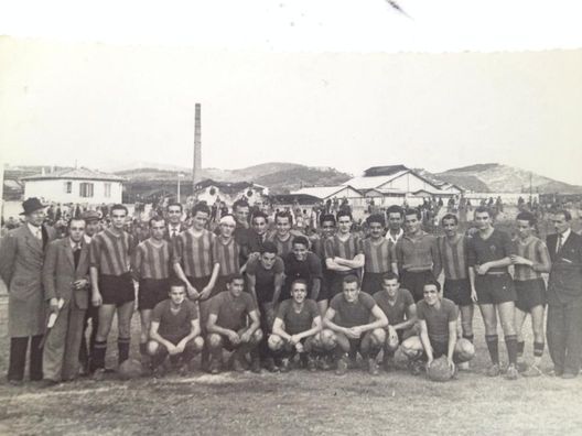 100 anni di viola! Al supertifoso Mario la maglia celebrativa al Viola Park- immagine 2