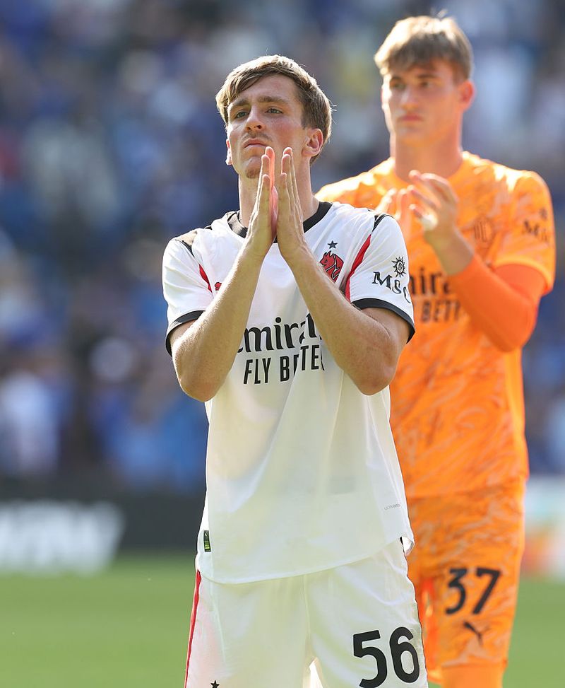 LONDON, ENGLAND - AUGUST 10: Alexis Saelemaekers of AC Milan reacts at the end of the pre-season friendly match between Chelsea and AC Milan at Stamford Bridge on August 10, 2025 in London, England. (Photo by Claudio Villa/AC Milan via Getty Images) alexis-saelemaekers-chelsea-milan-scudetto-sky-sport