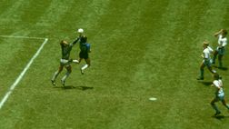 Maradona, 40 anni fa la doppietta agli inglesi: la ‘Mano de Dios’ e il gol del secolo