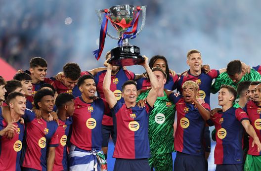 BARCELLONA, SPAGNA - 18 MAGGIO: Robert Lewandowski dell'FC Barcelona alza al cielo il trofeo per la vittoria de La Liga EA Sports dopo il match contro il Villarreal CF. (Photo by Florencia Tan Jun/Getty Images) LaLiga