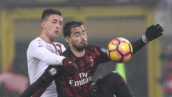 MILAN, ITALY - JANUARY 12: Suso of AC Milan competes for the ball with Antonio Barreca (back) of Torino FC during the TIM Cup match between AC Milan and AC Torino at Giuseppe Meazza Stadium on January 12, 2017 in Milan, Italy. (Photo by Marco Luzzani/Getty Images) Suso su Mihajlovic: “Non gli piacevo, non so perché non mi facesse giocare” - immagine 1