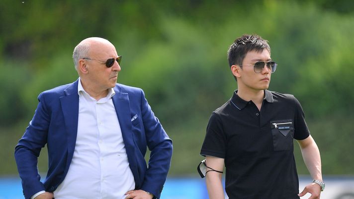 COMO, ITALY - MAY 21: (R-L) President Steven Zhang of FC Internazionale and CEO Giuseppe Marotta of FC Internazionale look on during the FC Internazionale training session at the club's training ground Suning Training Center at Appiano Gentile on May 21, 2022 in Como, Italy. (Photo by Mattia Pistoia - Inter/Inter via Getty Images) CorSera – Zhang, ieri contatti con dirigenti Inter: clamorosa novità sulla battaglia legale - immagine 1