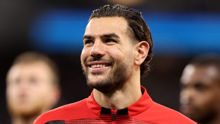 PERTH, AUSTRALIA - MAY 31: Theo Hernandez of AC Milan looks on while warming up during the friendly between AC Milan and AS Roma at Optus Stadium on May 31, 2024 in Perth, Australia. (Photo by Paul Kane/Getty Images) Milan, Ibra ‘blinda’ Theo Hernandez. Romano: “La verità su Bayern e City” - immagine 1