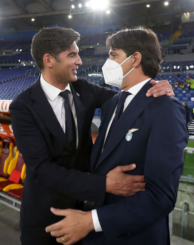 ROMA, ITALIA - 15 MAGGIO 2021: Simone Inzaghi, allenatore della Lazio, e Paulo Fonseca, allenatore della Roma interagiscono prima della partita di Serie A tra Roma e Lazio allo Stadio Olimpico il 15 maggio 2021 a Roma, Italia. Gli stadi in Italia erano sottoposti a rigide restrizioni a causa della pandemia di Coronavirus, in quanto le leggi governative sulla distanza sociale vietavano ai tifosi di entrare negli stadi e le partite venivano giocate a porte chiuse (Photo by Paolo Bruno/Getty Images) Fonseca e Inzaghi, i primi tecnici a sfidarsi nei derby di Roma e Milano- immagine 3