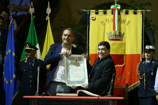 L'ex calciatore argentino Diego Armando Maradona (a destra) riceve la cittadinanza onoraria di Napoli dal sindaco Luigi De Magistris (a sinistra) durante una cerimonia presso il Municipio il 5 luglio 2017 Maradona è del Napoli: 5 luglio 1984, la storia ha voluto una data- immagine 9