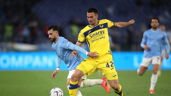 ROME, ITALY - APRIL 27: Valentin Castellanos of SS Lazio is challenged by Diego Coppola of Hellas Verona FC during the Serie A TIM match between SS Lazio and Hellas Verona FC at Stadio Olimpico on April 27, 2024 in Rome, Italy. (Photo by Paolo Bruno/Getty Images) Lazio, Castellanos in dubbio per Firenze. Baroni: “Spero non sia nulla di grave” - immagine 1
