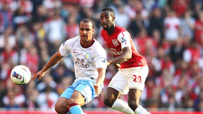 LONDRA, INGHILTERRA - 24 MARZO: Gabriel Agbonlahor dell'Aston Villa (a sinistra) e Johan Djourou dell'Arsenal si contendono il pallone durante la partita di Barclays Premier League tra Arsenal e Aston Villa all'Emirates Stadium il 24 marzo 2012 a Londra, Inghilterra. (Foto di Julian Finney/Getty Images) L’ex calciatore Agbonlahor attacca l’Arsenal: “Infortuni pilotati in Nazionale, non è giusto” - immagine 1