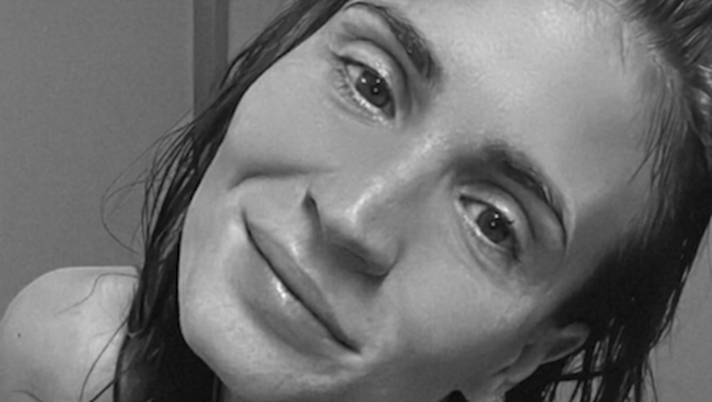 Carolina Marcialis, selfie super sensuale. Lady Cassano in costume scatena il web - immagine 1