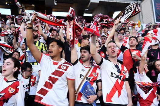I tifosi del Rayo allo stadio Vallecas (Foto di Denis Doyle/Getty Images) LaLiga, la Commissione Antiviolenza sanziona duramente Real Sociedad e Rayo Vallecano- immagine 2