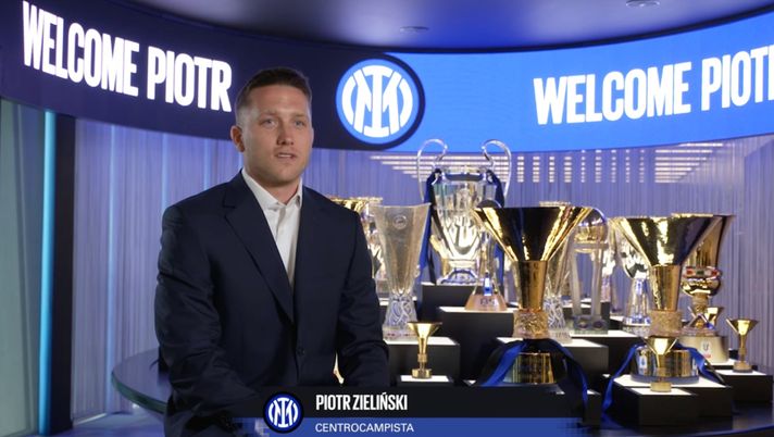Zielinski: “Inter top club, non vedo l’ora di iniziare. Tifosi fantastici. San Siro…” Zielinski: “Inter top club, non vedo l’ora di iniziare. Tifosi fantastici. San Siro…” - immagine 1