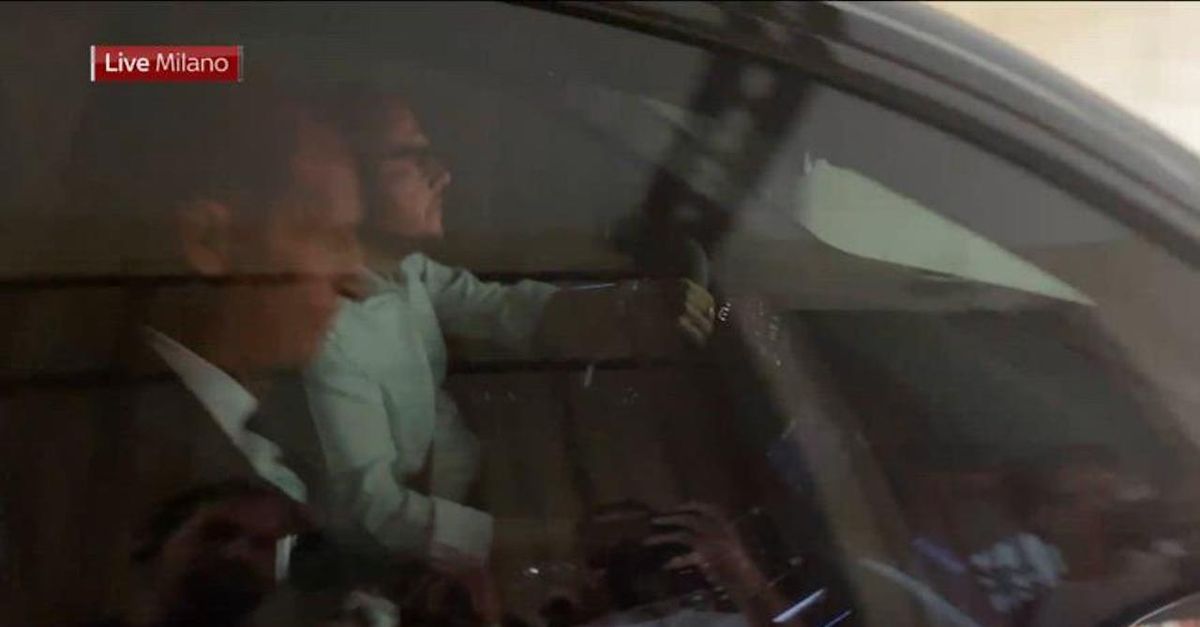 Milan, il saluto di Allegri dopo l’incontro con la dirigenza | VIDEO Milan, il saluto di Allegri dopo l’incontro con la dirigenza | VIDEO