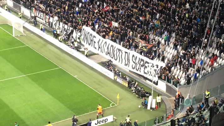 Juventus-Torino, lo striscione della Curva Sud: “Onore ai caduti di Superga” Juventus-Torino, lo striscione della Curva Sud: “Onore ai caduti di Superga” - immagine 1