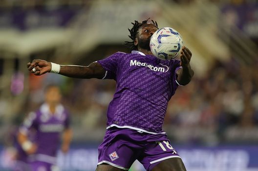 FLORENCE, ITALY - AUGUST 31: M'Bala Nzola of ACF Fiorentina in action during the UEFA Conference League play-off round, second leg match between ACF Fiorentina and Rapid Wien at Artemio Franchi Stadium on August 31, 2023 in Florence, Italy. (Photo by Gabriele Maltinti/Getty Images) Scanagatta: “Incredibile la condizione di Nzola. La società si faccia sentire”- immagine 2