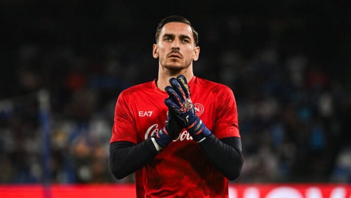 NAPOLI, ITALY - AUGUST 31: SSC Napoli player Alex Meret warming up before the Serie A match between SSC Napoli and Parma FC at Diego Armando Maradona Stadium on August 31, 2024 in Napoli, Italy. (Photo by SSC Napoli/Getty Images) Napoli, lavoro a parte per Meret: il punto sulla porta verso il Mancester City - immagine 1