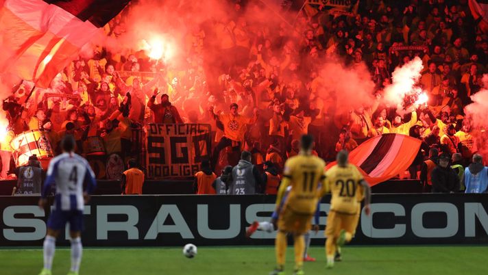 BERLIN, GERMANY - OCTOBER 30: A general view inside the stadium as fans light flares during the DFB Cup second round match between Hertha BSC and Dynamo Dresden at Olympiastadion on October 30, 2019 in Berlin, Germany. (Photo by Maja Hitij/Bongarts/Getty Images) Espulso in amichevole, l’allenatore della Dinamo Dresda seguirà il prossimo match da un terrazzo - immagine 1