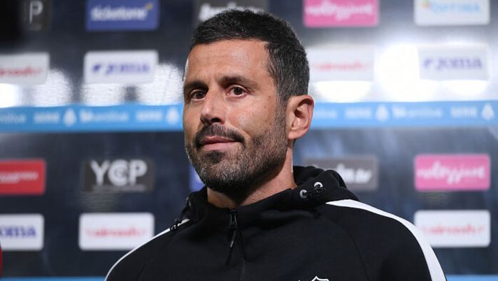 VERONA, ITALY - OCTOBER 03: Fabio Grosso, Head Coach of Sassuolo, looks on prior to the Serie A match between Hellas Verona FC and US Sassuolo Calcio at Stadio Marcantonio Bentegodi on October 03, 2025 in Verona, Italy. (Photo by Alessandro Sabattini/Getty Images) Grosso: “Muharemovic infortunato! La scelta su Berardi, stop per Boloca, su Thorstvedt e Fadera…” - immagine 1