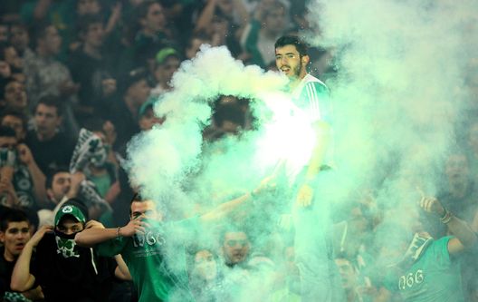 ATENE, GRECIA - 24 NOVEMBRE: I tifosi del Panathinaikos accendono dei razzi durante la partita del Gruppo D di UEFA Champions League tra Panathinaikos FC e FC Barcelona allo stadio OAKA Spiros Louis, il 24 novembre 2010 ad Atene, Grecia. (Foto di Vladimir Rys/Getty Images) Rangers Panathinaikos
