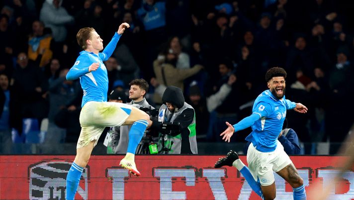 NAPLES, ITALY - MARCH 01: Philip Billing of Napoli celebrates after scoring his team's equalizing goal during the Serie A match between Napoli and FC Internazionale at Stadio Diego Armando Maradona on March 01, 2025 in Naples, Italy. (Photo by Francesco Pecoraro/Getty Images) Billing è super, magia di Dimarco, muro Buongiorno e Bastoni: le pagelle di Napoli-Inter - immagine 1