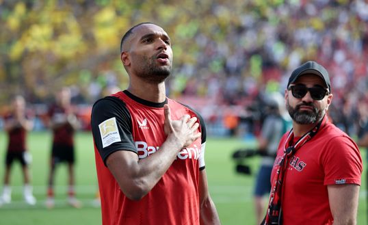 Jonathan Tah saluta i tifosi dopo la sua ultima partita casalinga durante la partita di Bundesliga tra Bayer 04 Leverkusen e Borussia Dortmund alla BayArena l'11 maggio 2025 a Leverkusen, Germania. (Foto di Lars Baron/Getty Images) Bayern Monaco, colpo in difesa: Jonathan Tah firma. Cifre e dettagli- immagine 2