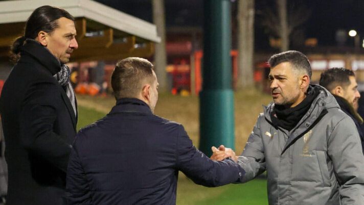 CAIRATE, ITALY - DECEMBER 30: AC Milan new coach Sergio Conceicao cheers Giorgio Furlani Chief Executive Officer of AC Milan and AC Milan Senior Advisor to Ownership Zlatan Ibrahimovic during his first Training Session with the team at Milanello on December 30, 2024 in Cairate, Italy. (Photo by Sara Cavallini/AC Milan via Getty Images) Milan, idee chiare per Conceicao sul mercato: “Prima di fare richieste devo…” - immagine 1