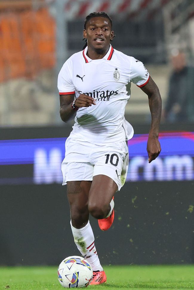 Rafael Leao, l’unico attaccante marcato da 3 giocatori in Serie A…- immagine 2