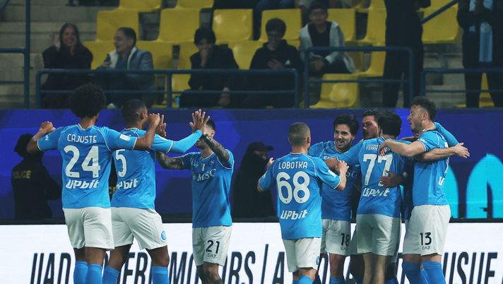 RIYADH, SAUDI ARABIA - JANUARY 18: Giovanni Simeone of SSC Napoli celebrates scoring his team's first goal with teammates during the Italian EA Sports FC Supercup semifinal match between SSC Napoli and ACF Fiorentina at Al-Awwal Stadium on January 18, 2024 in Riyadh, Saudi Arabia. (Photo by Yasser Bakhsh/Getty Images) Lazio-Napoli, dove vedere la partita: orario, canale tv e streaming - immagine 1
